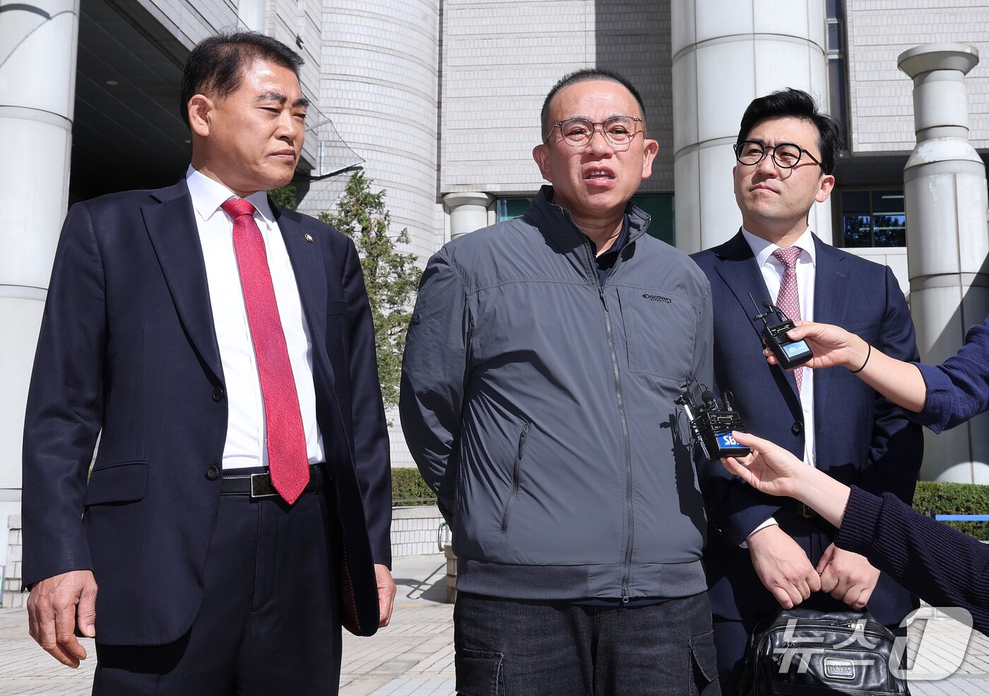 본문 이미지 - 윤석열 전 대통령에게 여론조사를 무상으로 제공한 혐의를 받는 '정치브로커' 명태균 씨가 7일 서울 서초구 서울고등법원에서 열린 정치자금법 위반 혐의 2심 선고 공판에서 무죄를 선고 받은 후 법정을 나서며 취재진의 질문에 답하고 있다. 2026.10.7 ⓒ 뉴스1 김성진 기자