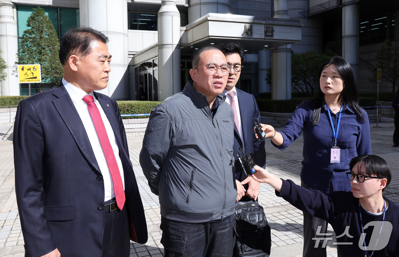 (서울=뉴스1) 김성진 기자 = 윤석열 전 대통령에게 여론조사를 무상으로 제공한 혐의를 받는 '정치브로커' 명태균 씨가 7일 서울 서초구 서울고등법원에서 열린 정치자금법 위반 혐의 …