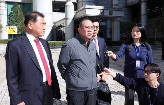 尹 '무상 여조' 2심 무죄…조국 "남이 돈 내면 유죄, 공짜면 무죄라니"