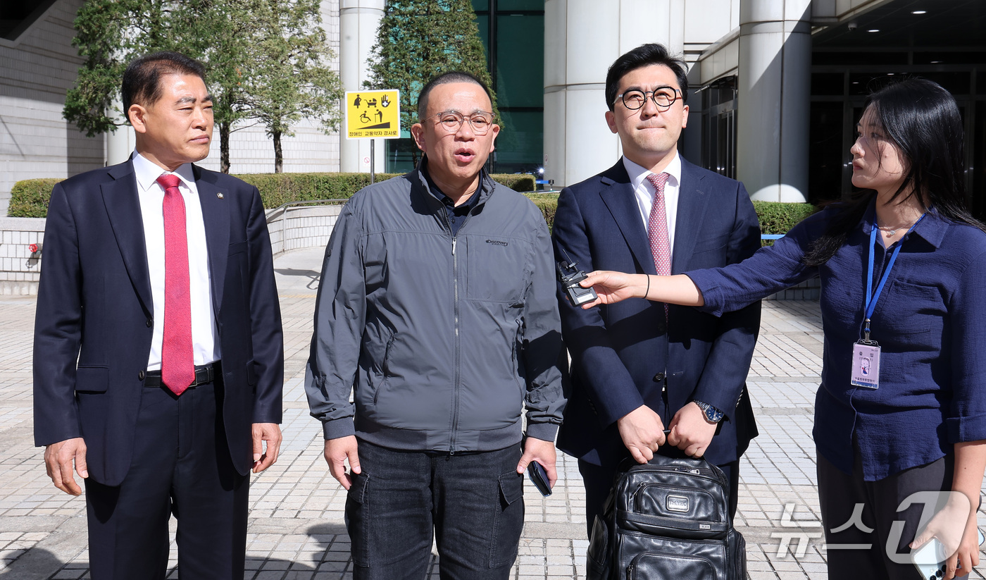 (서울=뉴스1) 김성진 기자 = 윤석열 전 대통령에게 여론조사를 무상으로 제공한 혐의를 받는 '정치브로커' 명태균 씨가 7일 서울 서초구 서울고등법원에서 열린 정치자금법 위반 혐의 …