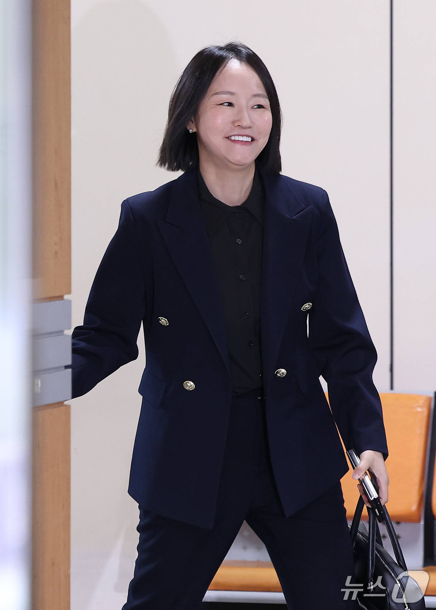 (서울=뉴스1) 김성진 기자 = '정치브로커' 명태균씨로부터 여론조사를 무상으로 제공받은 혐의를 받는 윤석열 전 대통령 측의 변호인 유정화 변호사가 7일 서울 서초구 서울고등법원에 …
