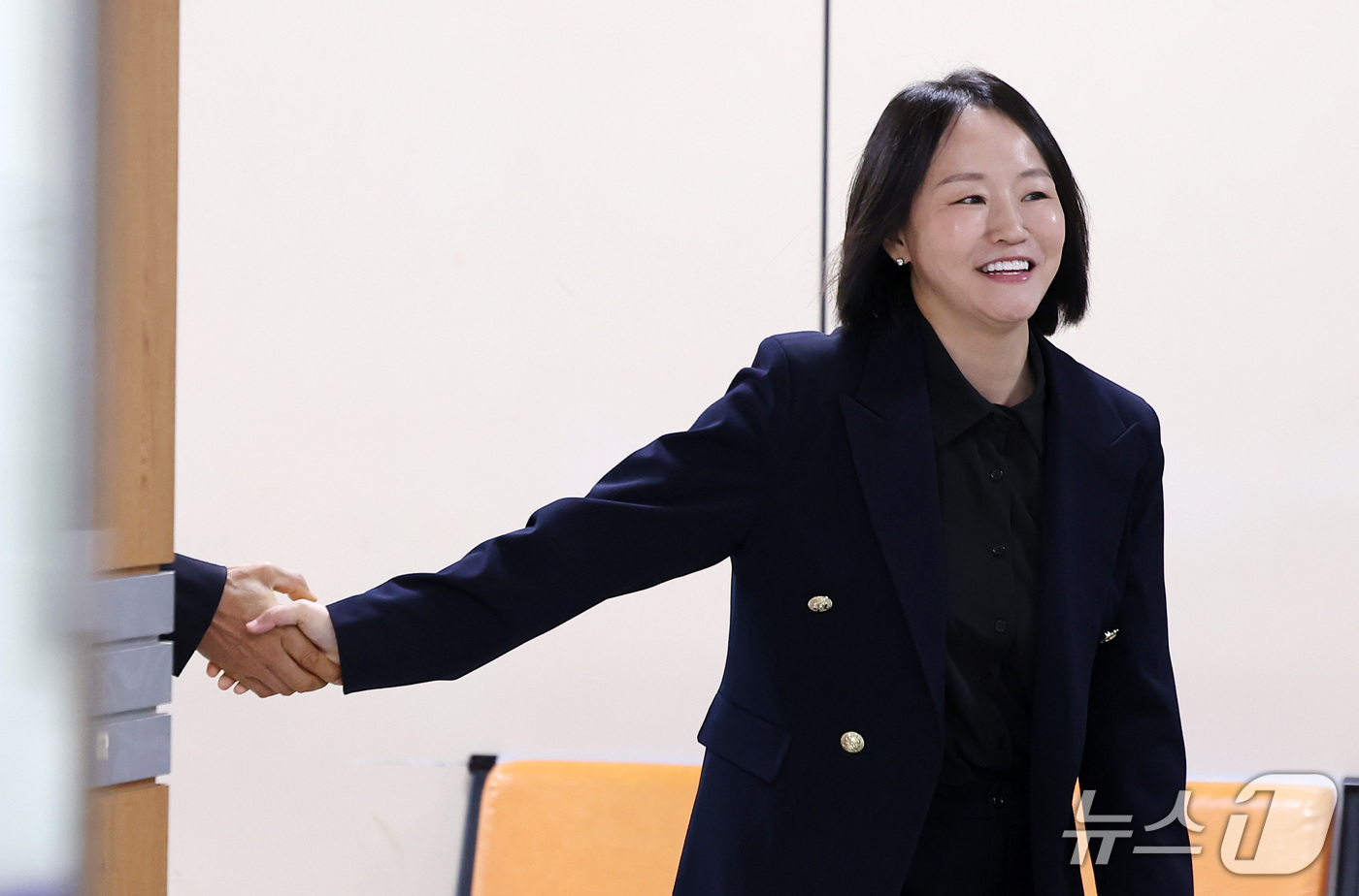 (서울=뉴스1) 김성진 기자 = '정치브로커' 명태균씨로부터 여론조사를 무상으로 제공받은 혐의를 받는 윤석열 전 대통령 측의 변호인 유정화 변호사가 7일 서울 서초구 서울고등법원에 …