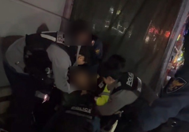 "맨살에 테이저건, 갈비뼈 골절"…취객 1명에 경찰 7명, 과잉 대응 논란