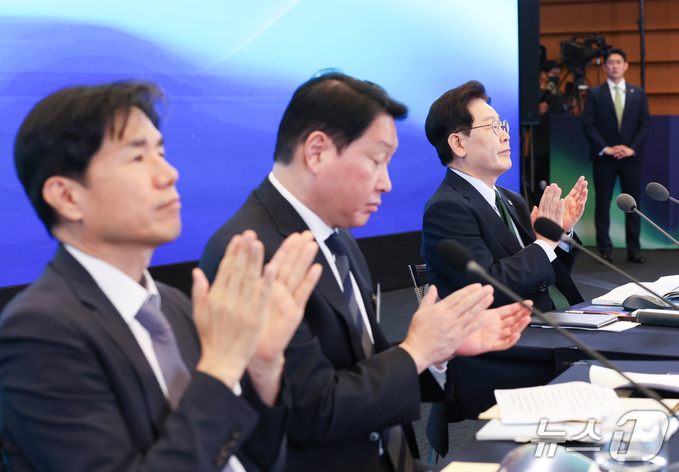 (서울=뉴스1) 허경 기자 = 이재명 대통령이 7일 서울 시내 한 회의장에서 열린 한국형 녹색대전환(K-GX) 전략 국민보고회에서 영상을 시청하며 박수를 치고 있다. (청와대통신사 …