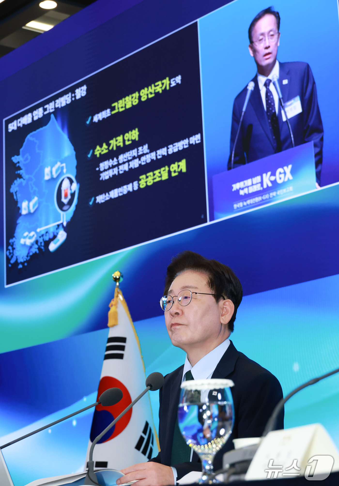 (서울=뉴스1) 허경 기자 = 이재명 대통령이 7일 서울 시내 한 회의장에서 열린 한국형 녹색대전환(K-GX) 전략 국민보고회에서 이형일 부총리 겸 재정경제부 장관의 발표를 지켜보 …