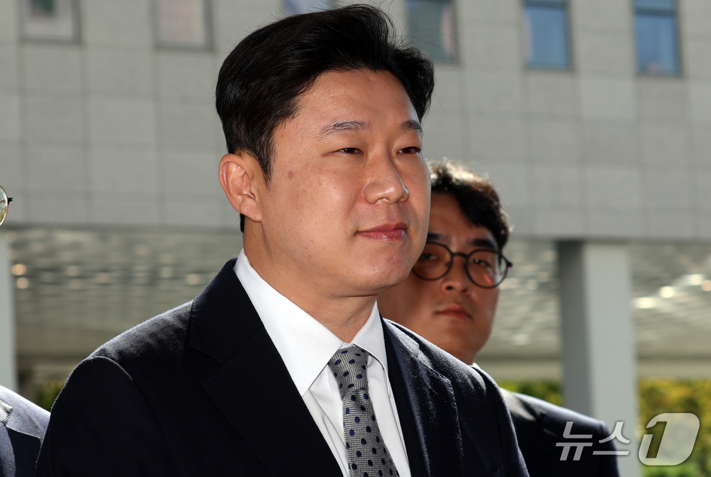 (서울=뉴스1) 김명섭 기자 = 진종오 국민의힘 국회의원이 7일 오후 서울 양천구 서울남부지법에서 열린 징계 효력정지 가처분 신청 심문에 출석하고 있다. 진 의원은 지난 8월 부산 …