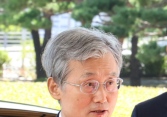 출근하는 조희대 대법원장