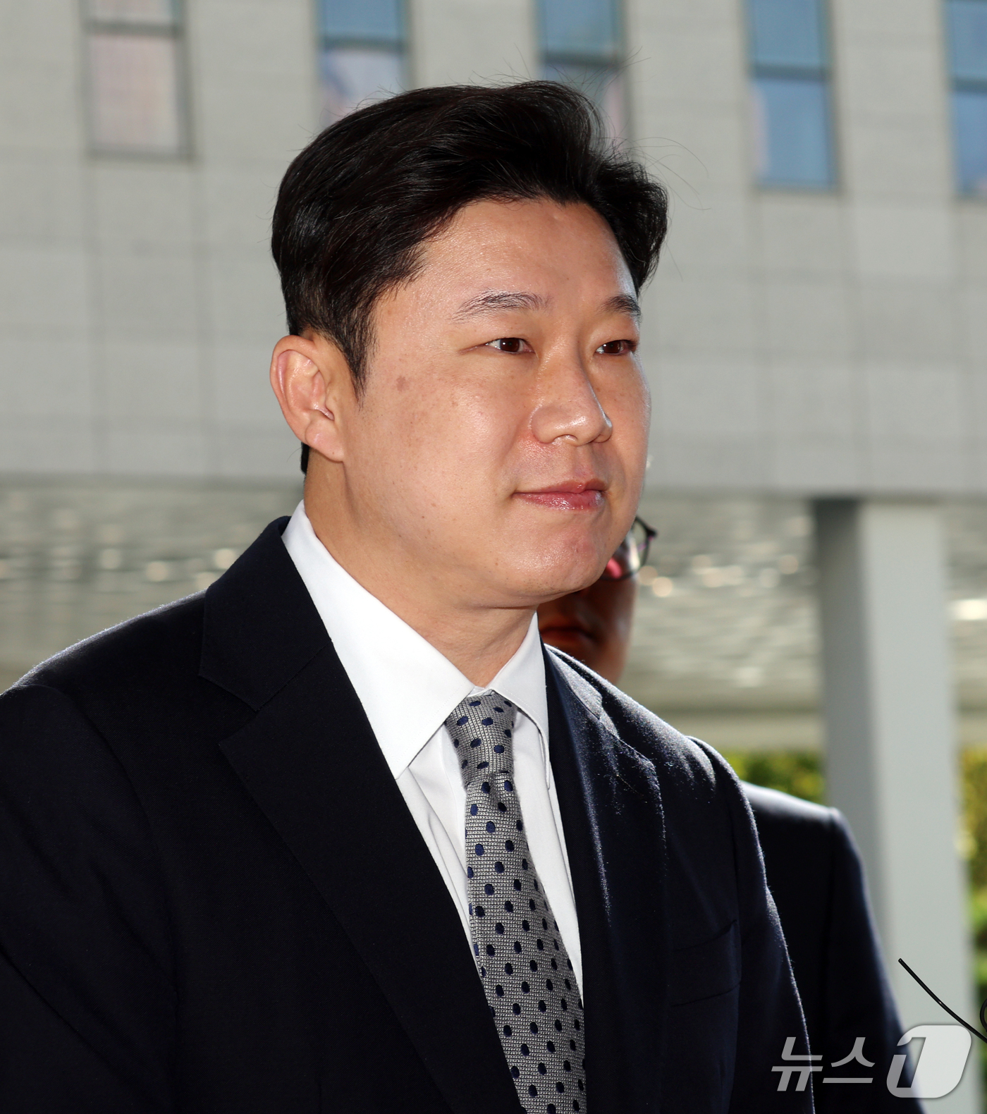 (서울=뉴스1) 김명섭 기자 = 진종오 국민의힘 국회의원이 7일 오후 서울 양천구 서울남부지법에서 열린 징계 효력정지 가처분 신청 심문에 출석하고 있다. 진 의원은 지난 8월 부산 …
