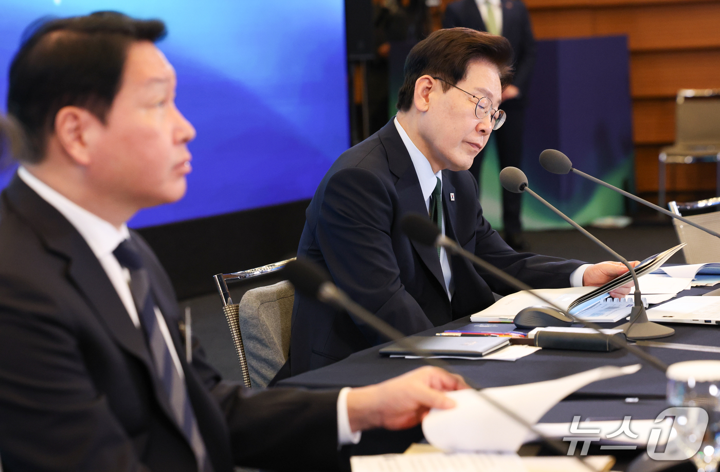 (서울=뉴스1) 허경 기자 = 이재명 대통령이 7일 서울 시내 한 회의장에서 열린 한국형 녹색대전환(K-GX) 전략 국민보고회에서 자료를 보고 있다. (청와대통신사진기자단) 202 …