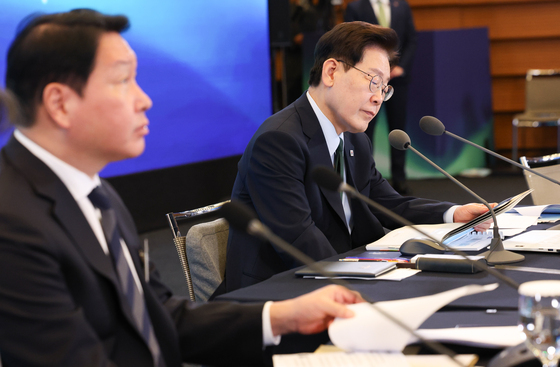 자료 보는 이재명 대통령