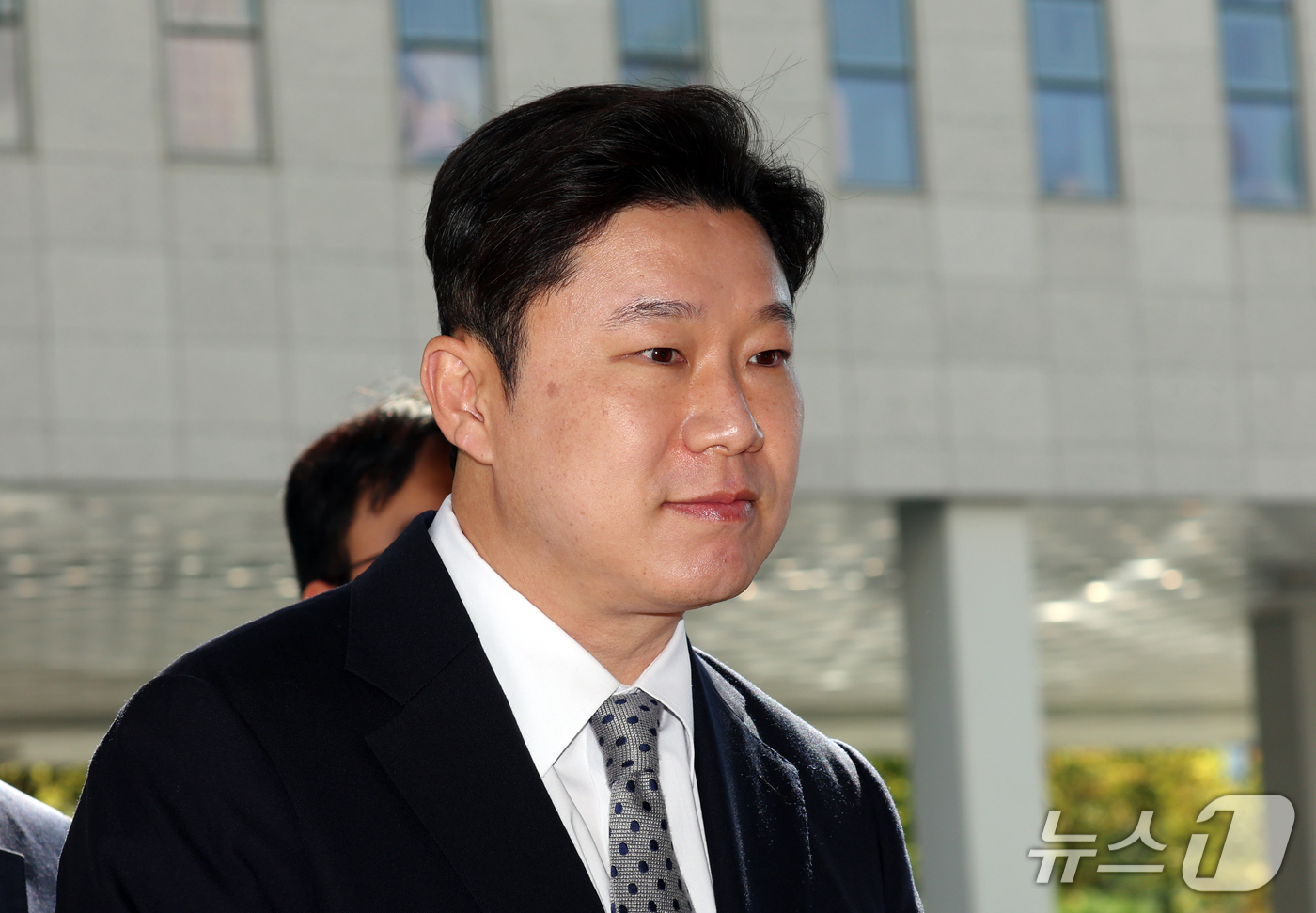 (서울=뉴스1) 김명섭 기자 = 진종오 국민의힘 국회의원이 7일 오후 서울 양천구 서울남부지법에서 열린 징계 효력정지 가처분 신청 심문에 출석하고 있다. 진 의원은 지난 8월 부산 …