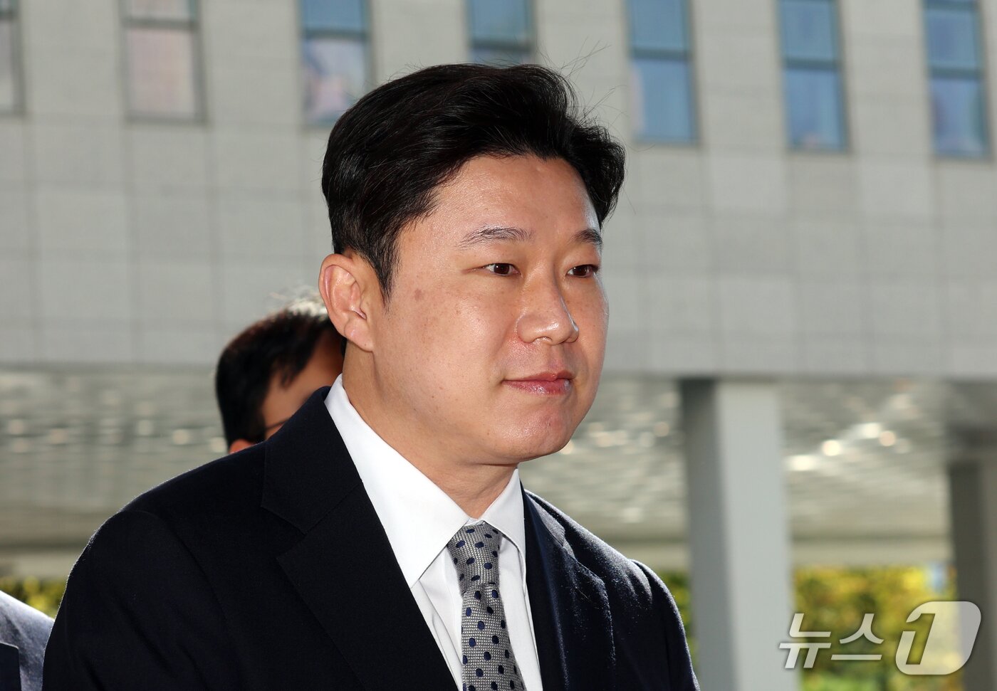 본문 이미지 - 진종오 국민의힘 국회의원이 7일 오후 서울 양천구 서울남부지법에서 열린 징계 효력정지 가처분 신청 심문에 출석하고 있다. 진 의원은 지난 8월 부산 돌려차기 사건 피해자가 참석한 간담회에서 ‘돌려차기 실언’ 논란 등으로 국민의힘 중앙윤리위원회로부터 당원권 정지 징계를 받았다. 2026.10.7 ⓒ 뉴스1 김명섭 기자