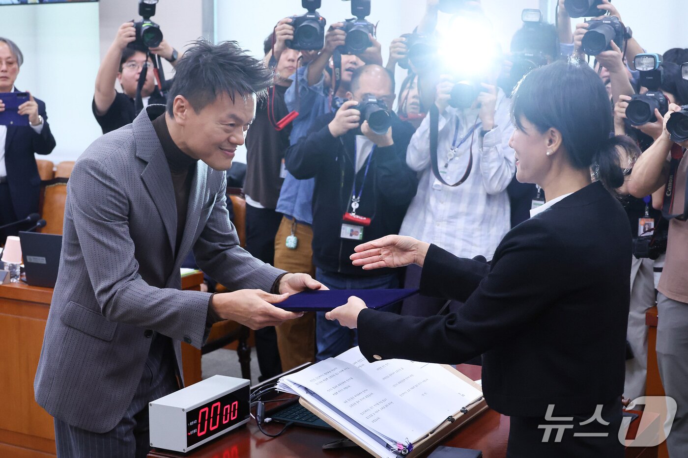 본문 이미지 - 박진영 대중문화교류위원회 공동위원장이 7일 서울 여의도 국회 문화체육관광위원회에서 열린 문화체육관광부에 대한 국정감사에서 증인 선서문을 이재정 위원장에게 제출하고 있다. 2026.10.7 ⓒ 뉴스1 신웅수 기자