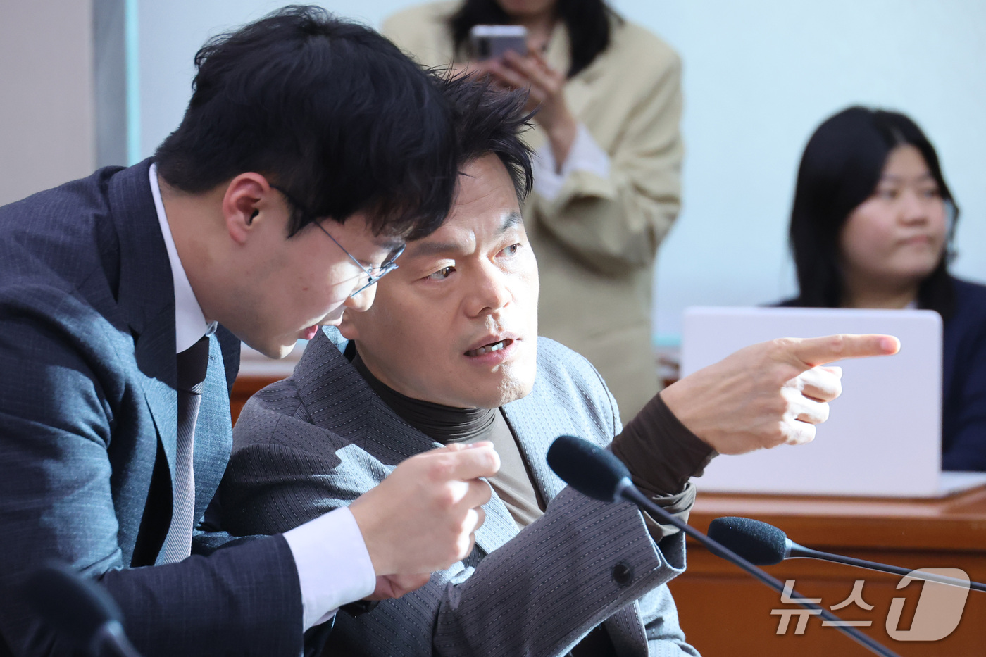 (서울=뉴스1) 신웅수 기자 = 박진영 대중문화교류위원회 공동위원장이 7일 서울 여의도 국회 문화체육관광위원회에서 열린 문화체육관광부에 대한 국정감사에서 상임위 직원과 대화하고 있 …