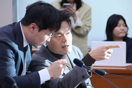 [국감] 대화나누는 박진영 위원장