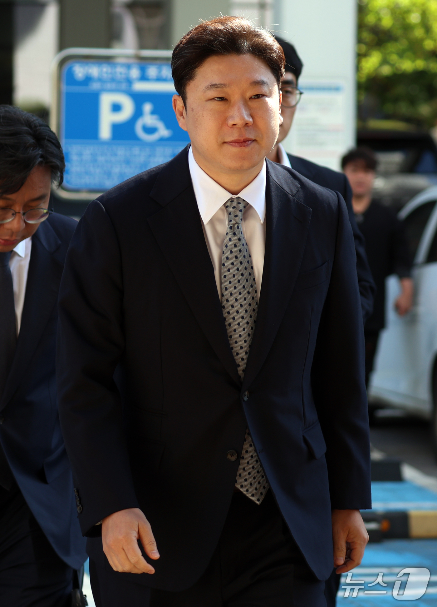 (서울=뉴스1) 김명섭 기자 = 진종오 국민의힘 국회의원이 7일 오후 서울 양천구 서울남부지법에서 열린 징계 효력정지 가처분 신청 심문에 출석하고 있다. 진 의원은 지난 8월 부산 …