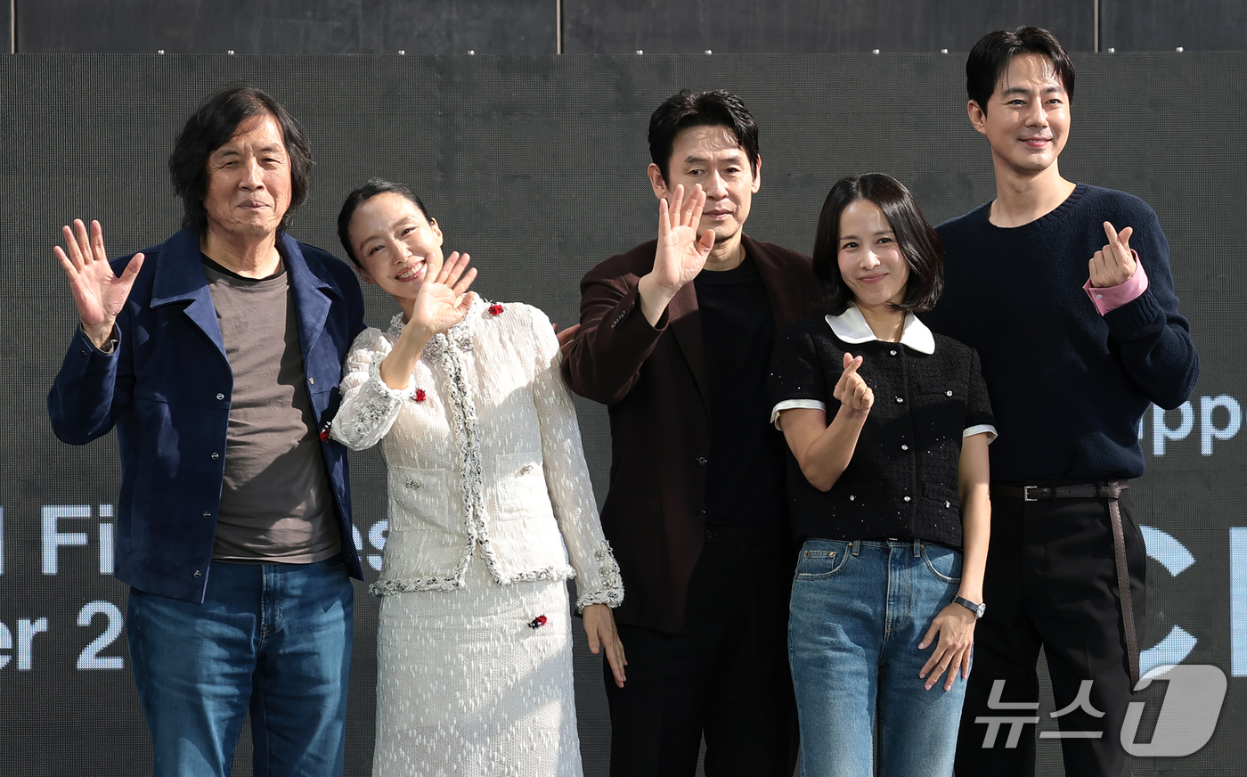 (부산=뉴스1) 권현진 기자 = 이창동 감독(왼쪽부터)과 배우 전도연, 설경구, 조인성, 조여정이 7일 부산 해운대구 영화의전당 야외무대에서 열린 영화 ‘가능한 사랑’ 오픈토크에서 …