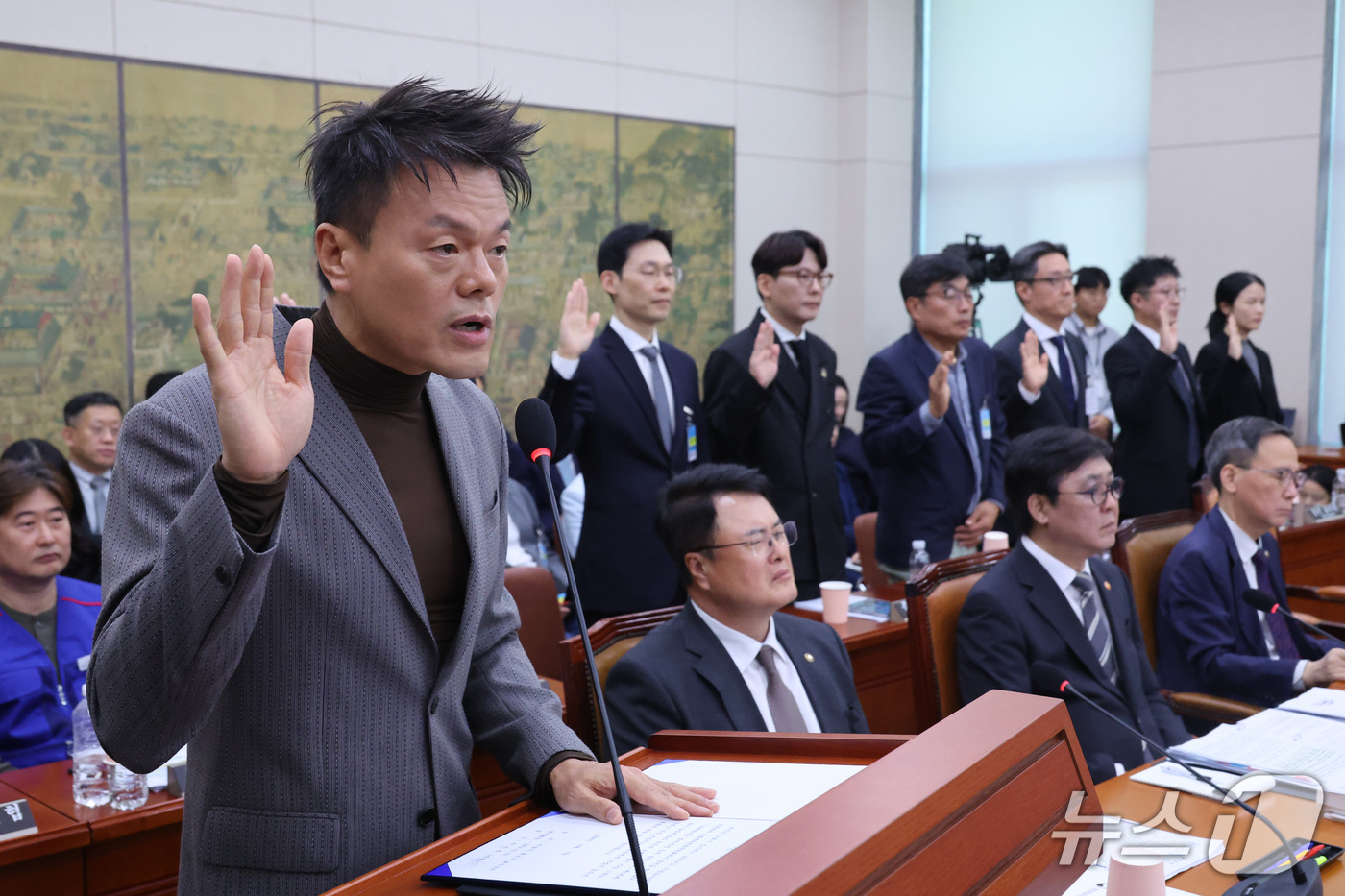 (서울=뉴스1) 신웅수 기자 = 박진영 대중문화교류위원회 공동위원장이 7일 서울 여의도 국회 문화체육관광위원회에서 열린 문화체육관광부에 대한 국정감사에서 선서를 하고 있다. 202 …