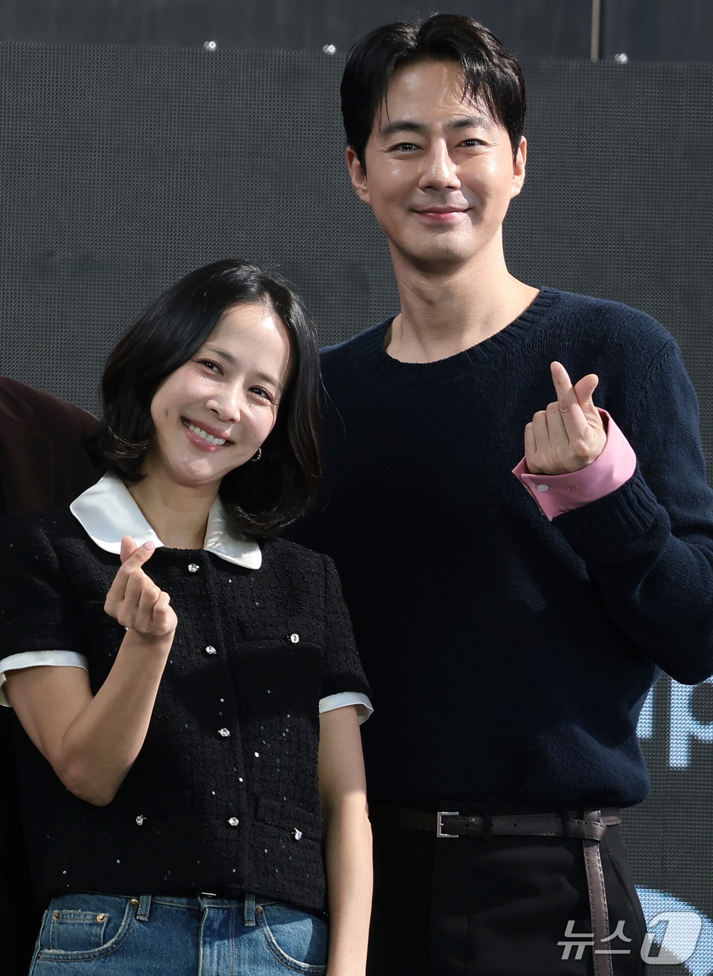 본문 이미지 - 배우 조여정과 조인성(오른쪽)이 7일 부산 해운대구 영화의전당 야외무대에서 열린 영화 ‘가능한 사랑’ 오픈토크에서 포즈를 취하고 있다. 2026.10.7 ⓒ 뉴스1 권현진 기자