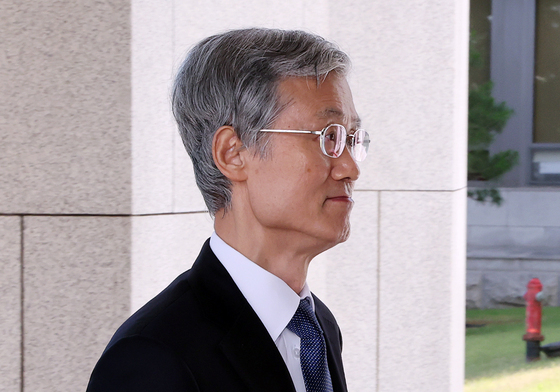 출근하는 조희대 대법원장
