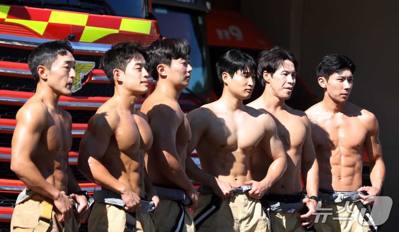 (제주=뉴스1) 고동명 기자 = 7일 오후 제주시 이도이동 제주소방서에서 소방관들이 '몸짱 소방관 달력'을 촬영하고 있다. 제주소방은 매년 소방관들이 달력을 제작해 화재취약가구 기 …