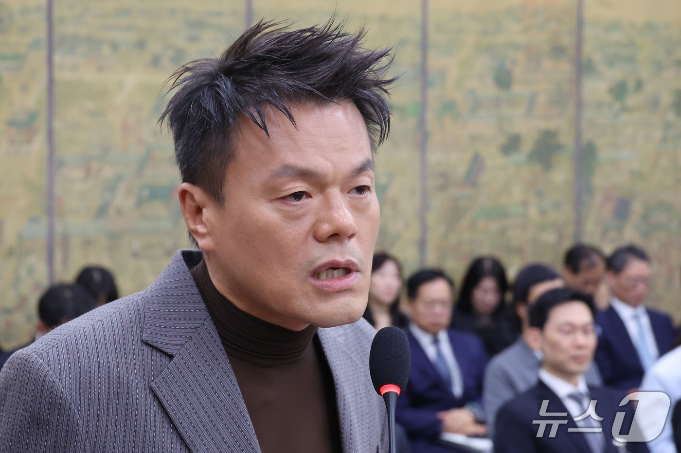 (서울=뉴스1) 신웅수 기자 = 박진영 대중문화교류위원회 공동위원장이 7일 서울 여의도 국회 문화체육관광위원회에서 열린 문화체육관광부에 대한 국정감사에서 업무보고를 하고 있다. 2 …