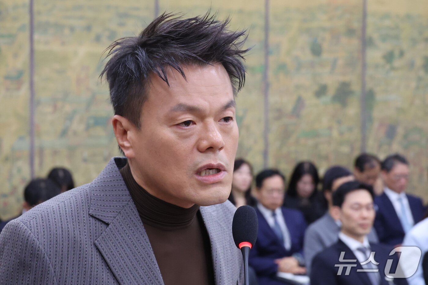 본문 이미지 - 박진영 대중문화교류위원회 공동위원장이 7일 서울 여의도 국회 문화체육관광위원회에서 열린 문화체육관광부에 대한 국정감사에서 업무보고를 하고 있다. 2026.10.7 ⓒ 뉴스1 신웅수 기자