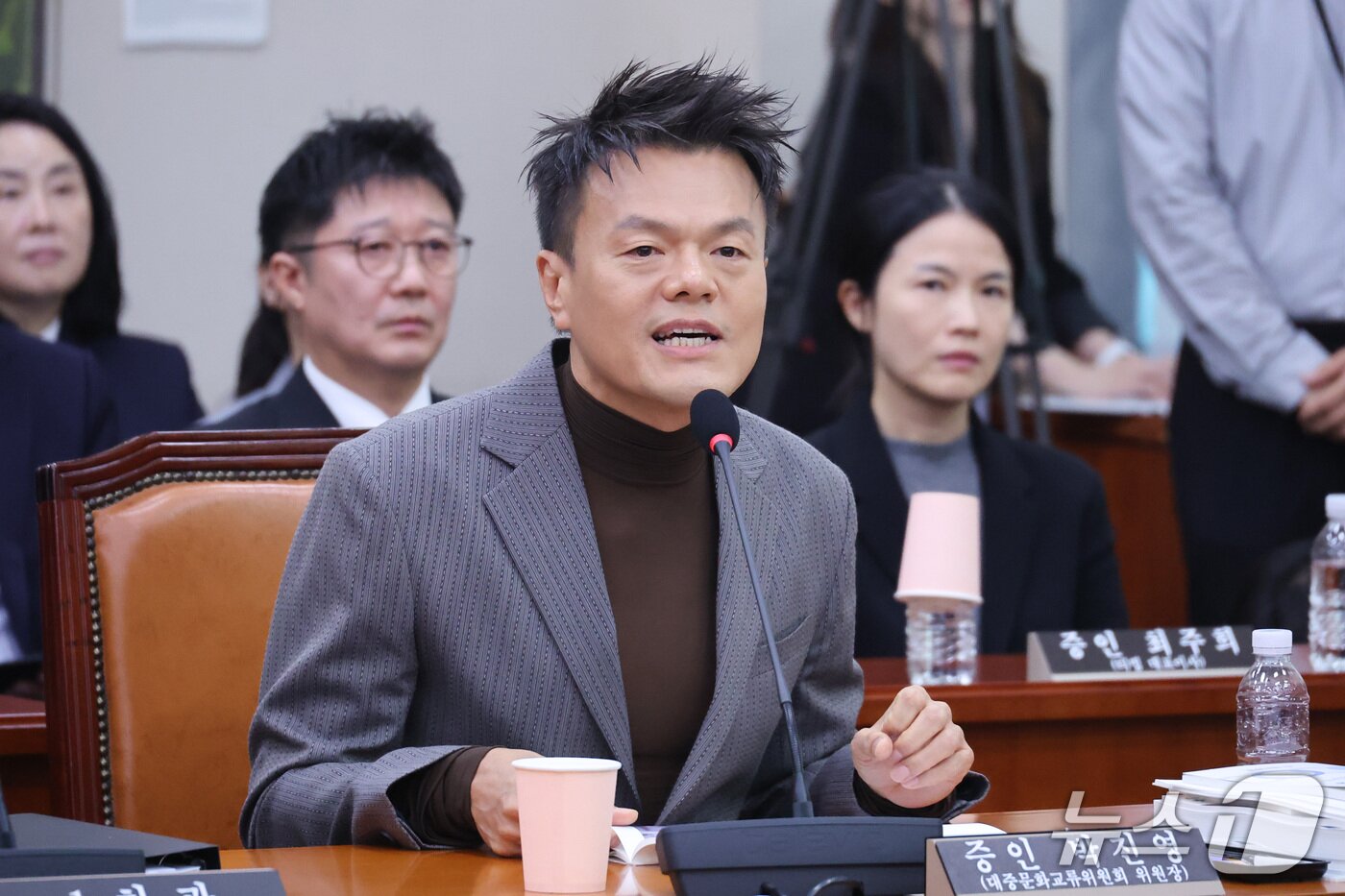 본문 이미지 - 박진영 대중문화교류위원회 공동위원장이 7일 서울 여의도 국회 문화체육관광위원회에서 열린 문화체육관광부에 대한 국정감사에서 업무보고를 하고 있다. 2026.10.7 ⓒ 뉴스1 신웅수 기자