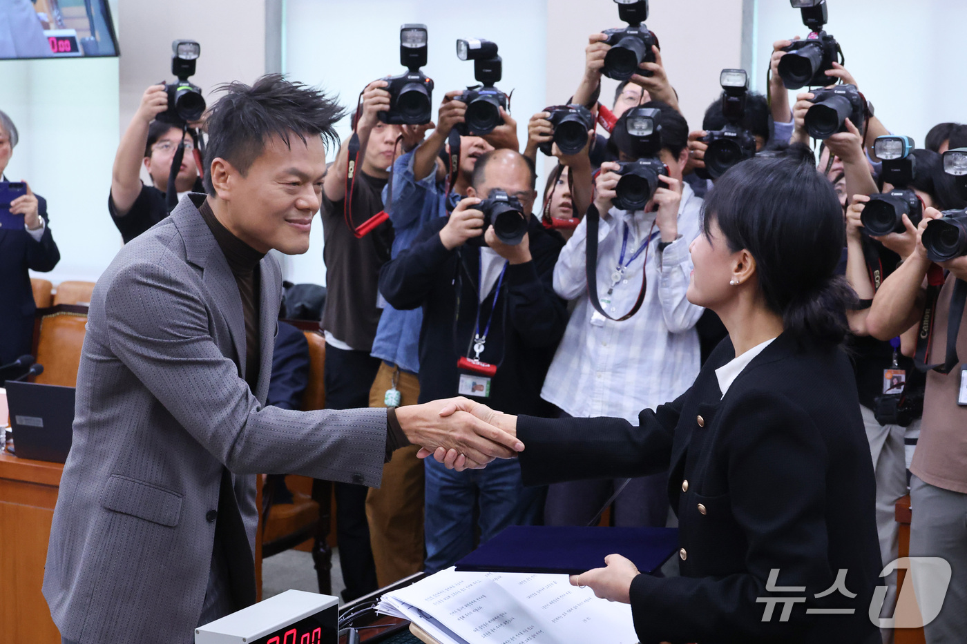(서울=뉴스1) 신웅수 기자 = 박진영 대중문화교류위원회 공동위원장이 7일 서울 여의도 국회 문화체육관광위원회에서 열린 문화체육관광부에 대한 국정감사에서 이재정 위원장에게 증인 선 …