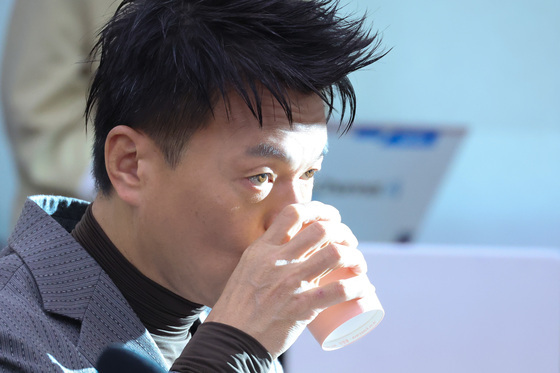 [국감] 물 마시는 박진영 위원장