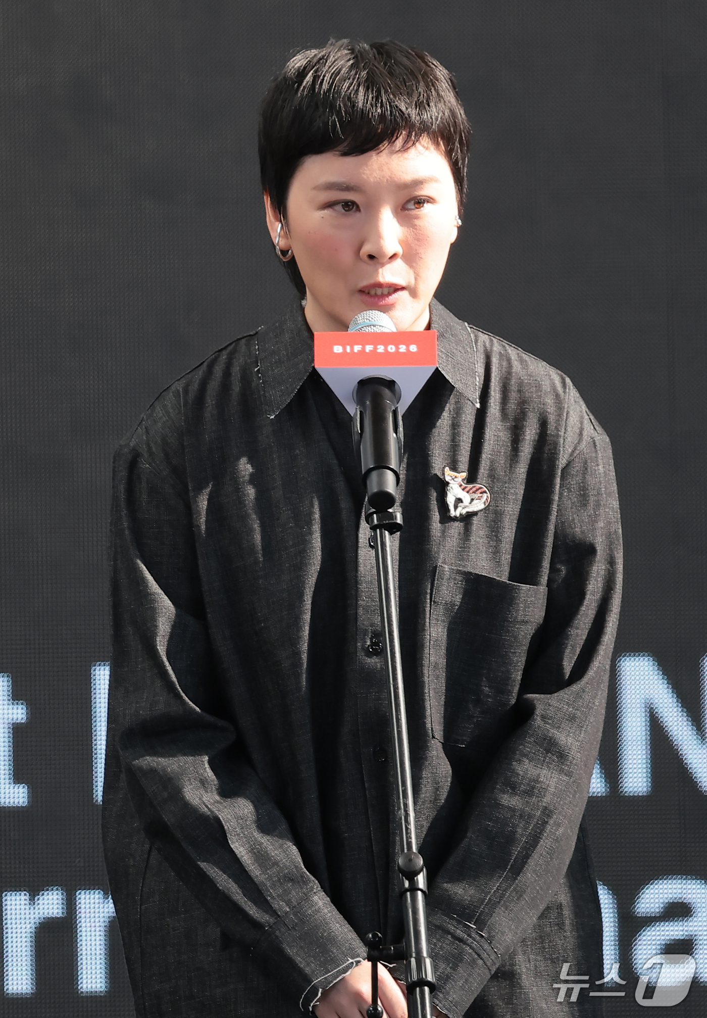 (부산=뉴스1) 권현진 기자 = 펑이 피오나 롼 감독이 7일 부산 해운대구 영화의전당 비프힐에서 열린 ‘제31회 부산국제영화제’(BIFF)  '오래오래 행복하게‘ 무대인사에 참석해 …