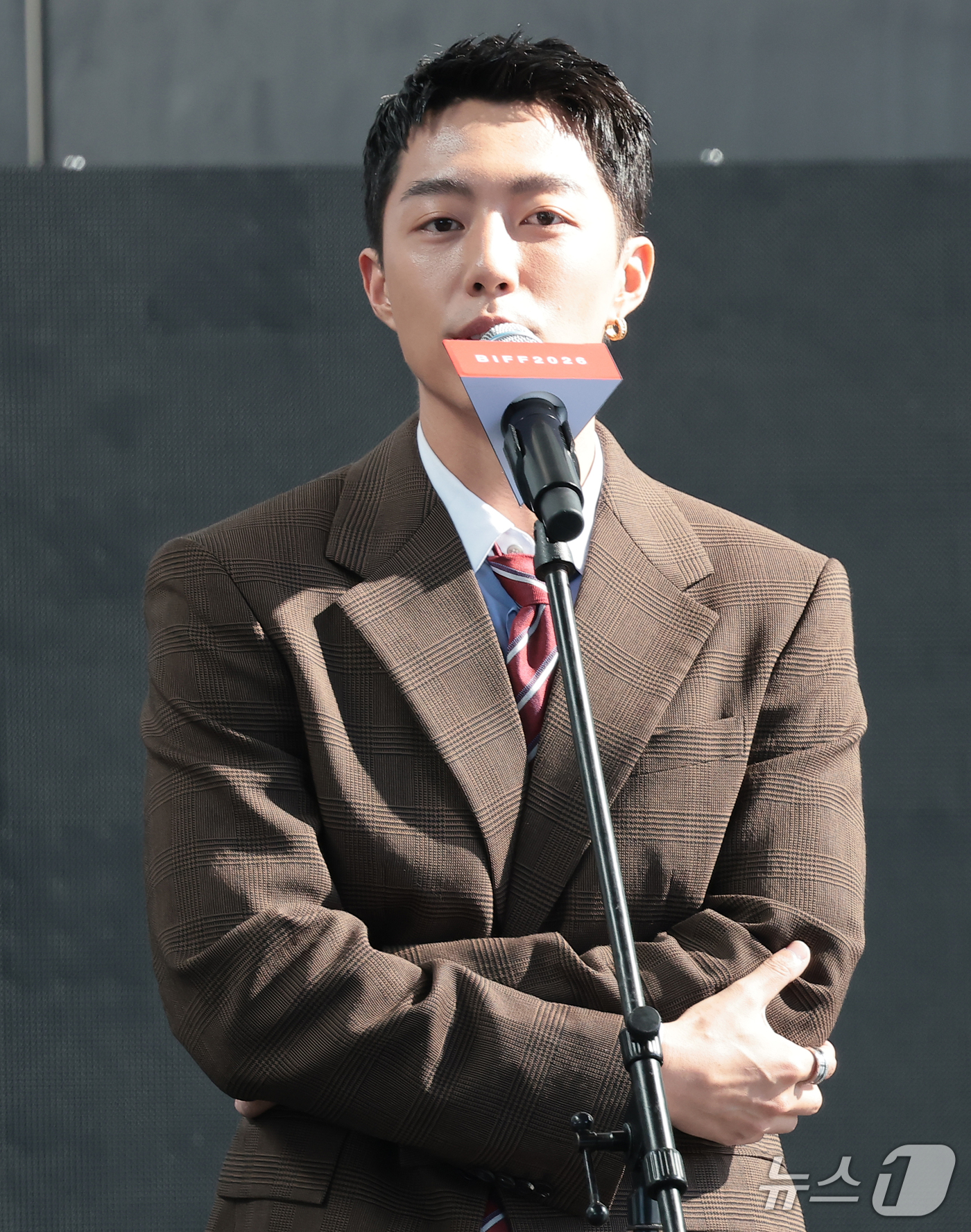 (부산=뉴스1) 권현진 기자 = 배우 채범희가 7일 부산 해운대구 영화의전당 비프힐에서 열린 ‘제31회 부산국제영화제’(BIFF)  '오래오래 행복하게‘ 무대인사에 참석해 인사말을 …