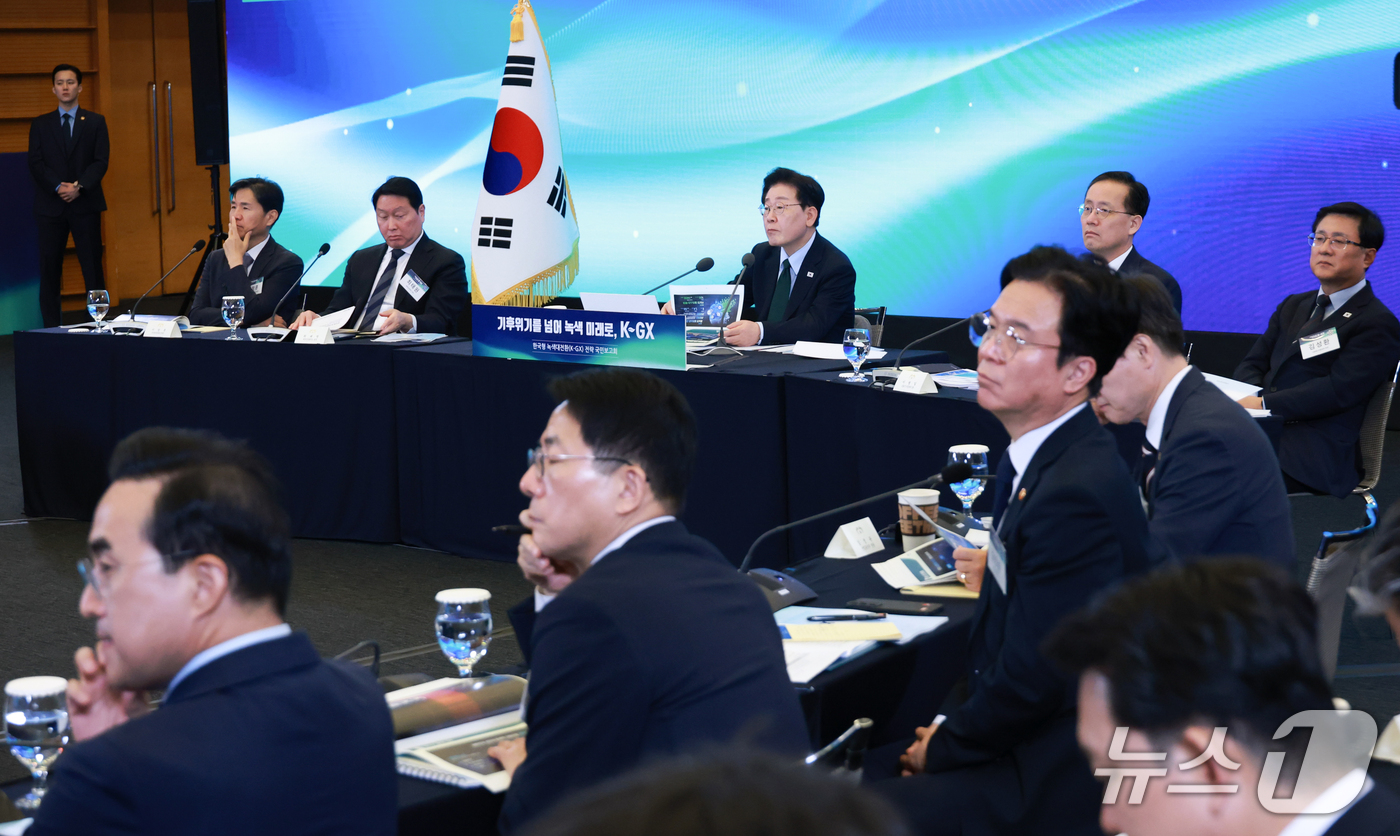 (서울=뉴스1) 허경 기자 = 이재명 대통령이 7일 서울 시내 한 회의장에서 열린 한국형 녹색대전환(K-GX) 전략 국민보고회에서 발표를 지켜보고 있다. (청와대통신사진기자단) 2 …