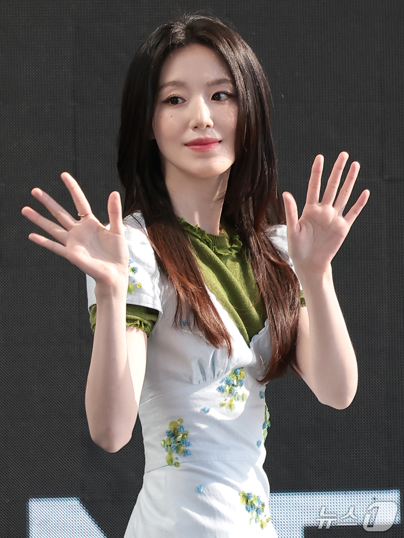 (부산=뉴스1) 권현진 기자 = 아이들 슈화가 7일 부산 해운대구 영화의전당 비프힐에서 열린 ‘제31회 부산국제영화제’(BIFF)  '오래오래 행복하게‘ 무대인사에 참석해 인사를 …