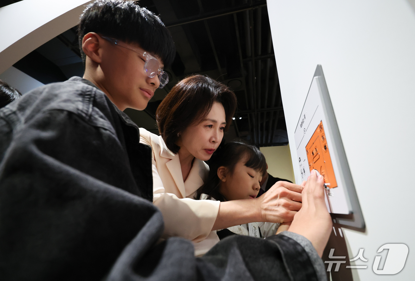 (인천=뉴스1) 이재명 기자 = 김혜경 여사가 7일 인천 연수구 국립세계문자박물관에서 열린 훈맹정음 100주년 특별전 개막식에서 참석자들과 점자 체험을 하고 있다. 2026.10. …
