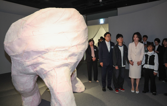 전시물 관람하는 김혜경 여사