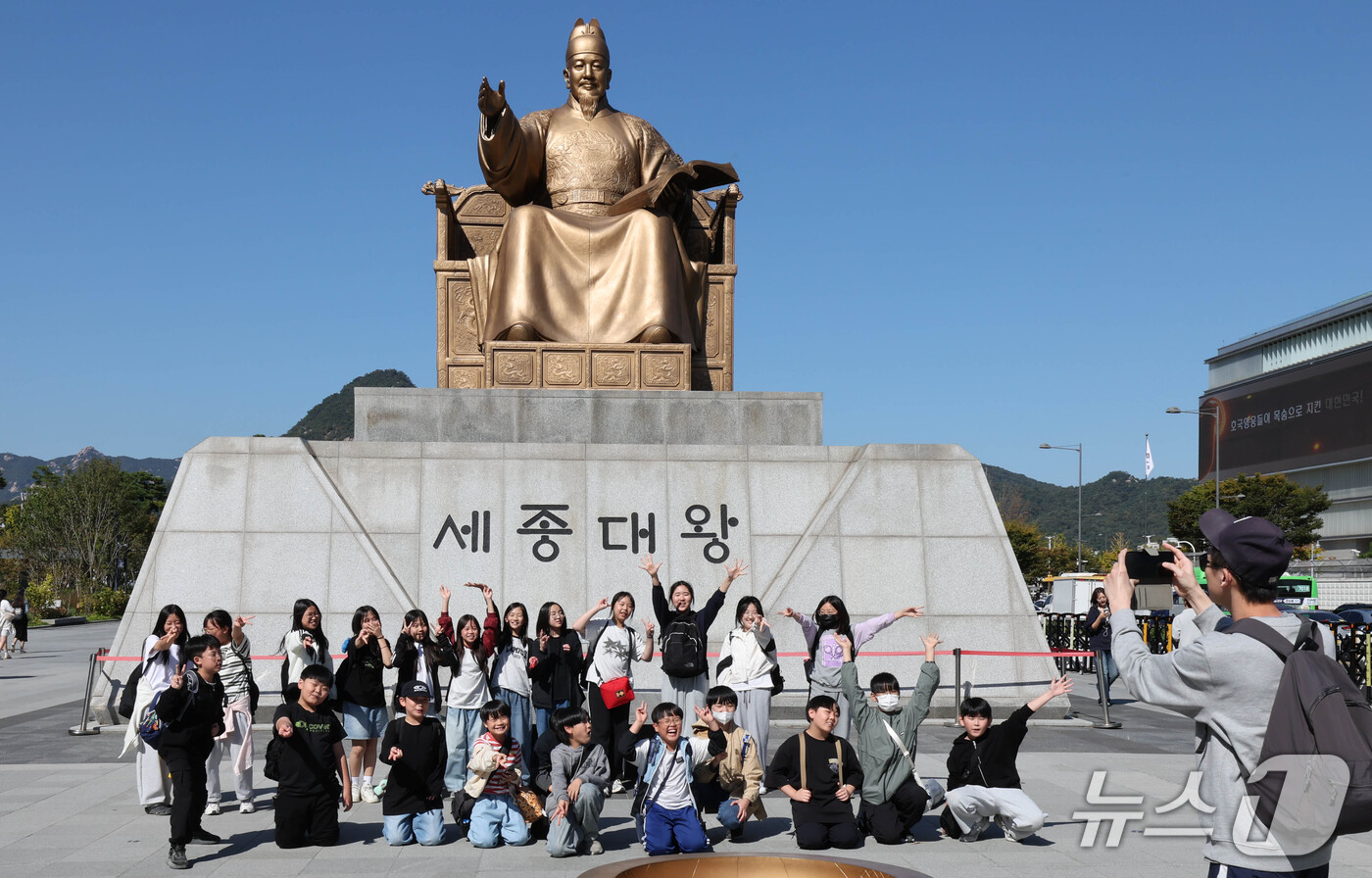 (서울=뉴스1) 이종덕 기자 = 한글날을 이틀 앞둔 7일 서울 종로구 광화문광장 세종대왕 동상 앞에서 견학 온 초등학생들이 기념촬영 하고 있다.  2026.10.7/뉴스1