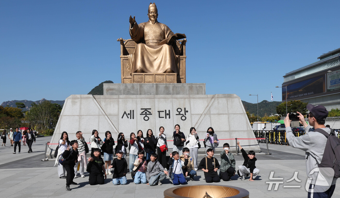 (서울=뉴스1) 이종덕 기자 = 한글날을 이틀 앞둔 7일 서울 종로구 광화문광장 세종대왕 동상 앞에서 견학 온 초등학생들이 기념촬영 하고 있다.  2026.10.7/뉴스1