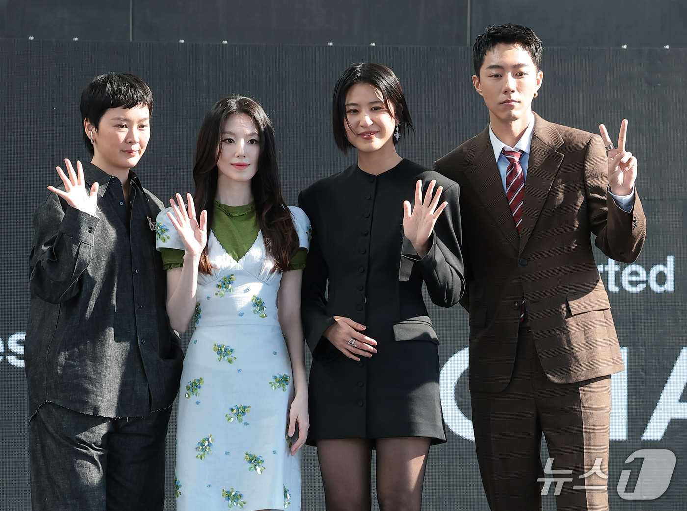 (부산=뉴스1) 권현진 기자 = 펑이 피오나 롼 감독(왼쪽부터)과 아이들 슈화, 진선, 채범희가 7일 부산 해운대구 영화의전당 비프힐에서 열린 ‘제31회 부산국제영화제’(BIFF) …