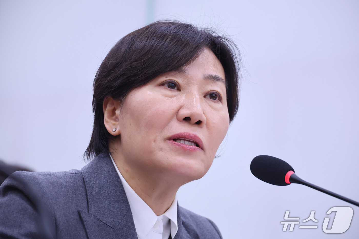 (서울=뉴스1) 신웅수 기자 = 송미령 농림축산식품부 장관이 7일 서울 여의도 국회에서 열린 농림축산식품해양수산위원회의 농림축산식품부 등에 대한 국정감사에서 의원 질의에 답변하고 …