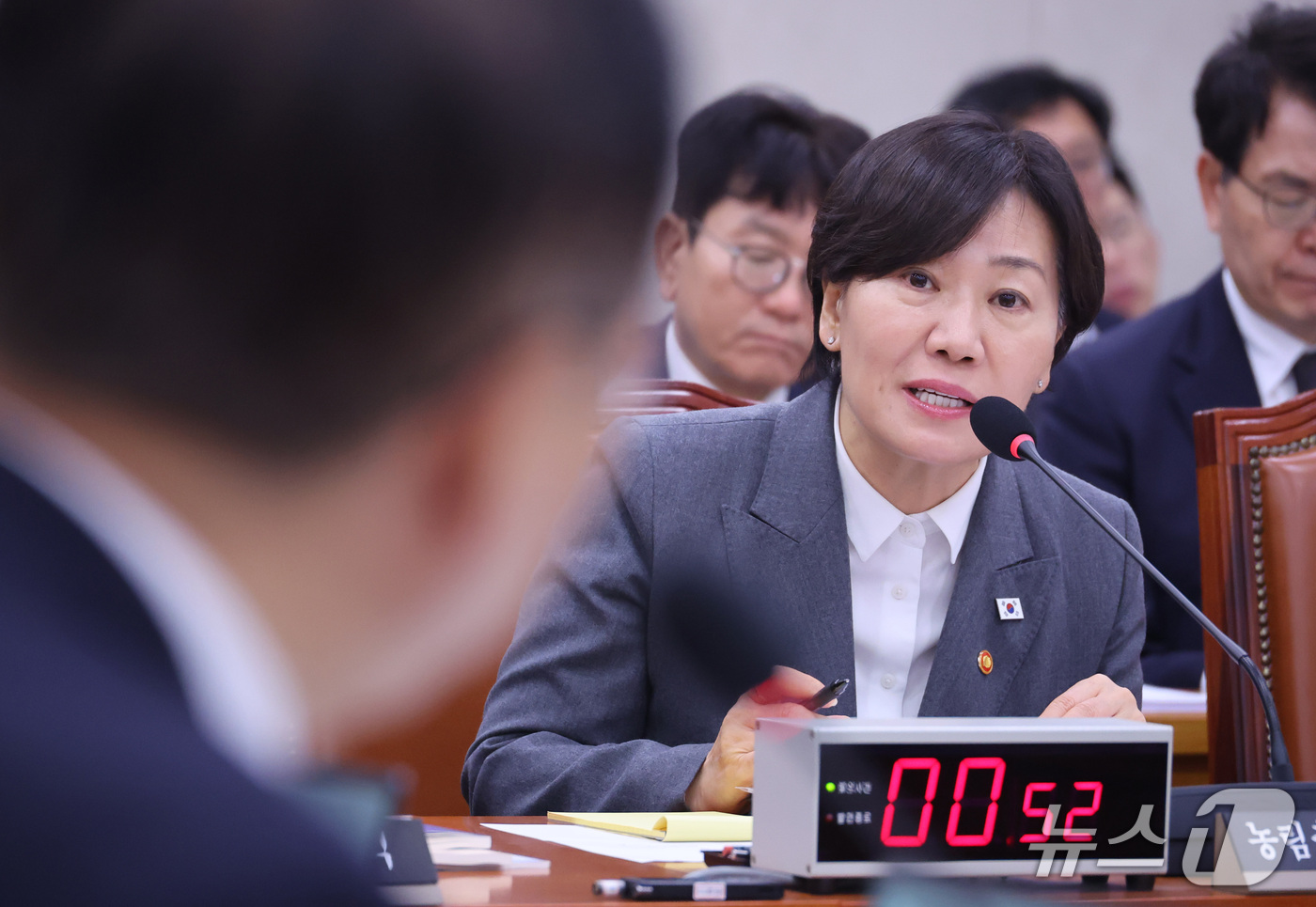 (서울=뉴스1) 신웅수 기자 = 송미령 농림축산식품부 장관이 7일 서울 여의도 국회에서 열린 농림축산식품해양수산위원회의 농림축산식품부 등에 대한 국정감사에서 의원 질의에 답변하고 …