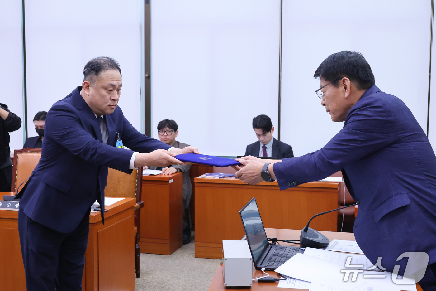 (서울=뉴스1) 신웅수 기자 = 이운익 삼양사 대표가 7일 서울 여의도 국회에서 열린 농림축산식품해양수산위원회의 농림축산식품부 등에 대한 국정감사에서 증인 선서문을 서삼석 위원장에 …