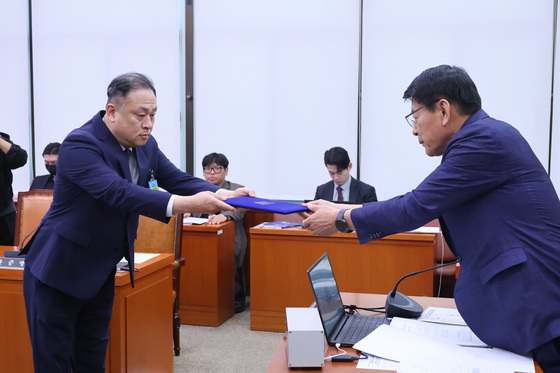 [국감] 증인 선서문 제출하는 이운익 대표