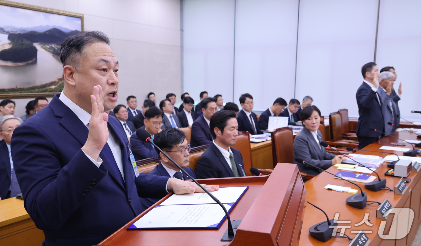 (서울=뉴스1) 신웅수 기자 = 이운익 삼양사 대표가 7일 서울 여의도 국회에서 열린 농림축산식품해양수산위원회의 농림축산식품부 등에 대한 국정감사에서 증인 선서를 하고 있다. 20 …