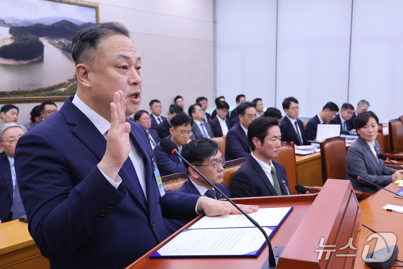 (서울=뉴스1) 신웅수 기자 = 이운익 삼양사 대표가 7일 서울 여의도 국회에서 열린 농림축산식품해양수산위원회의 농림축산식품부 등에 대한 국정감사에서 증인 선서를 하고 있다. 20 …