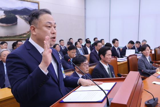 [국감] 증인 선서하는 이운익 삼양사 대표