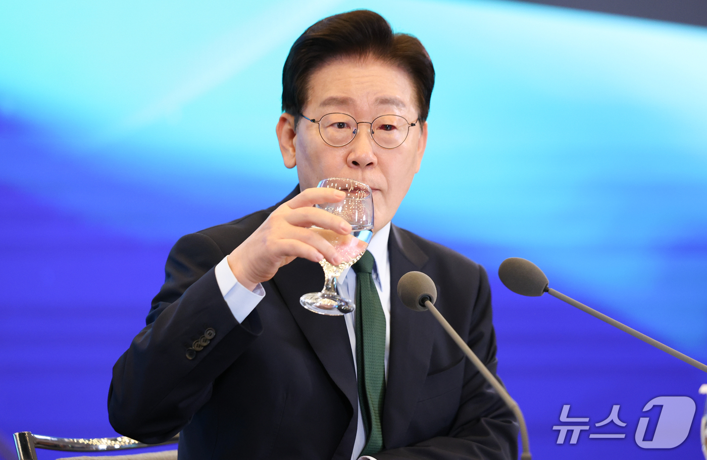 (서울=뉴스1) 허경 기자 = 이재명 대통령이 7일 서울 시내 한 회의장에서 열린 한국형 녹색대전환(K-GX) 전략 국민보고회에서 물을 마시고 있다. (청와대통신사진기자단) 202 …