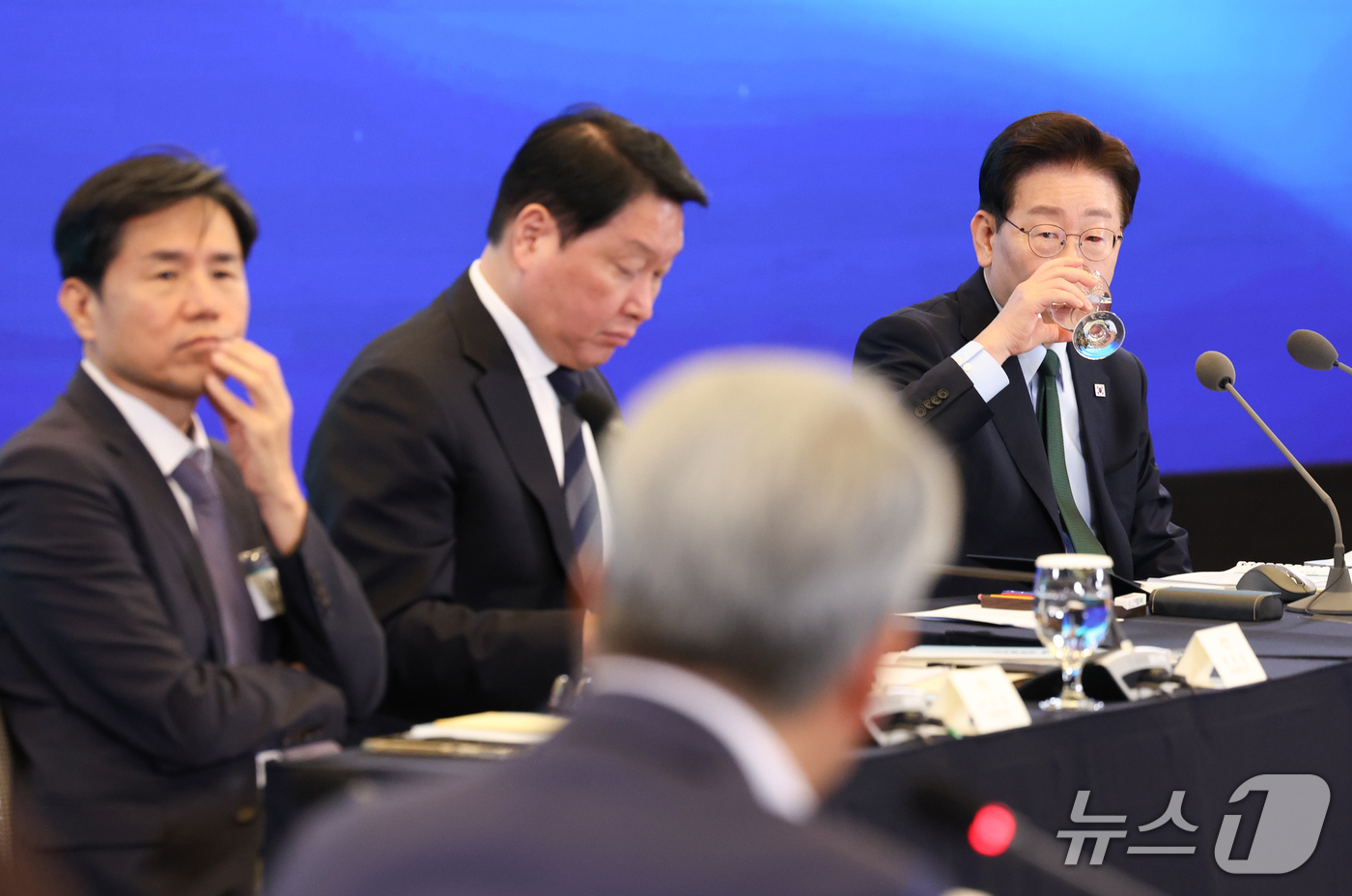 (서울=뉴스1) 허경 기자 = 이재명 대통령이 7일 서울 시내 한 회의장에서 열린 한국형 녹색대전환(K-GX) 전략 국민보고회에서 물을 마시고 있다. (청와대통신사진기자단) 202 …