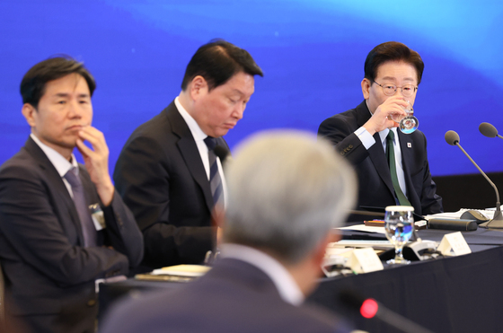 목 축이는 이재명 대통령