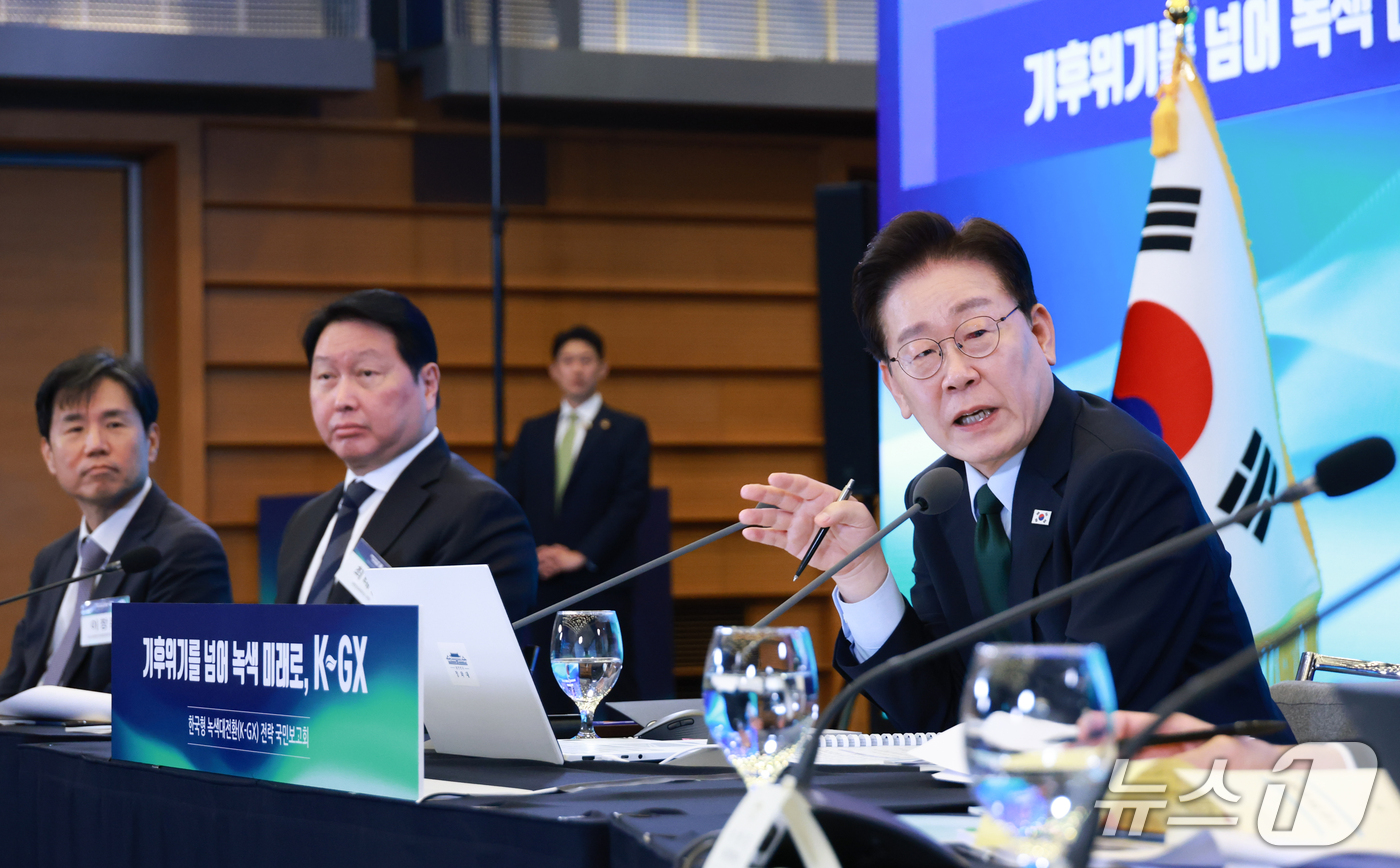 (서울=뉴스1) 허경 기자 = 이재명 대통령이 7일 서울 시내 한 회의장에서 열린 한국형 녹색대전환(K-GX) 전략 국민보고회에서 발언하고 있다. (청와대통신사진기자단) 2026. …